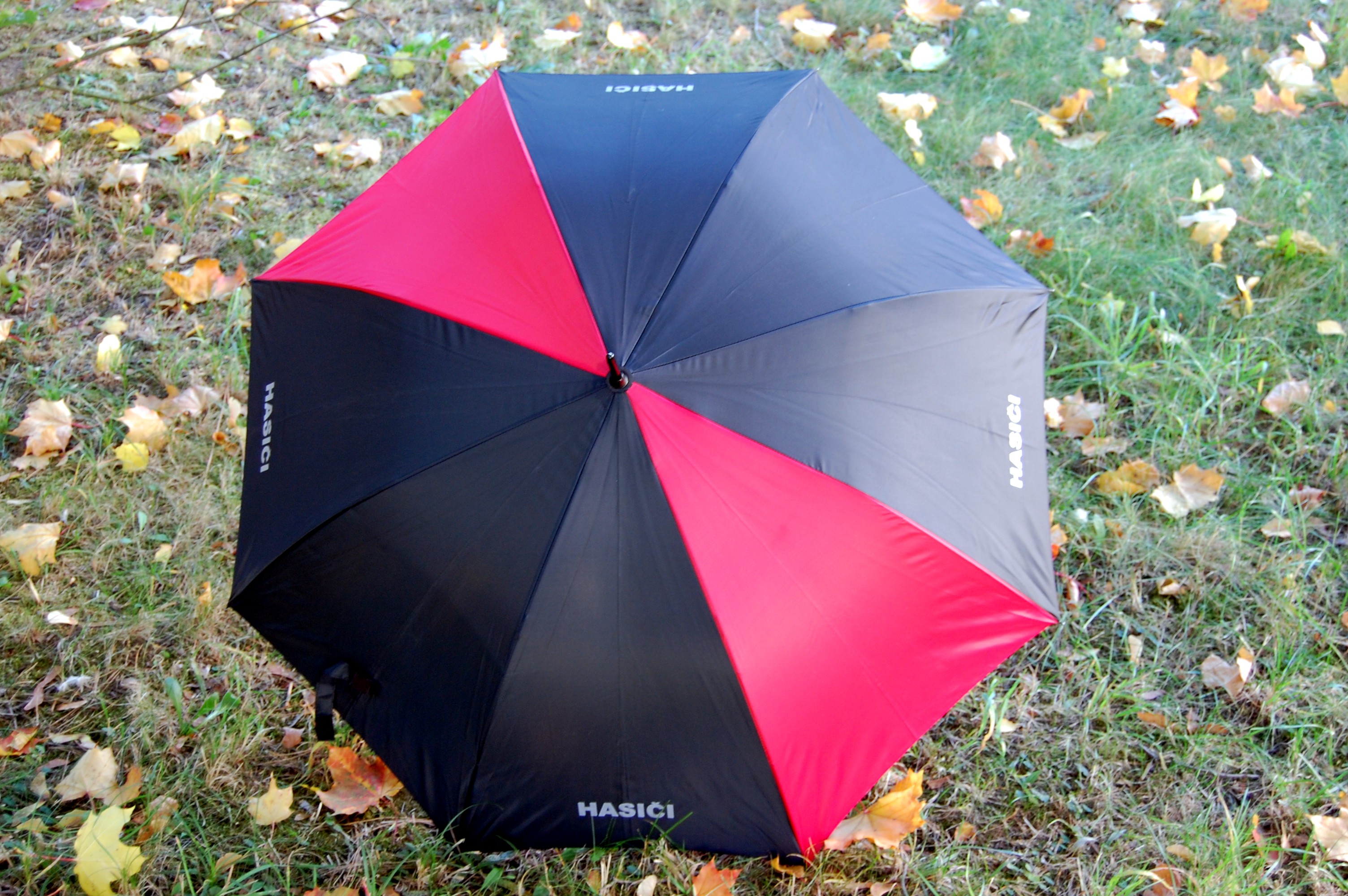 Deštník s nápisem HASIČI - černo-červený